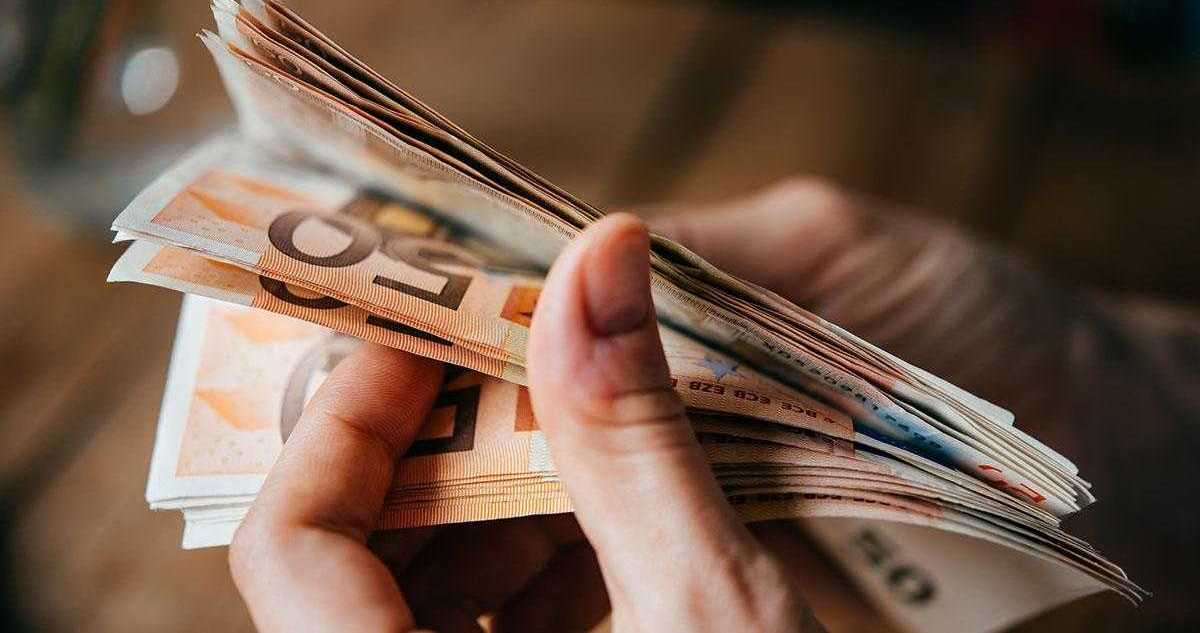 Euro thyen rekorde te reja, kursi zbres poshte 111 lekeve